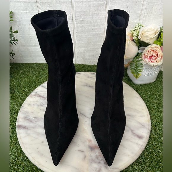 TOTEME
Suede heeled sock boots black SIZE 38
990 USD NEW - Picture 11 of 16